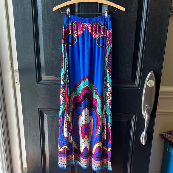 Eye Catching Vibrant, Patterned Maxi Skirt - Picture 4 of 9